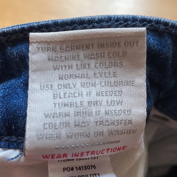 Torrid Denim Jean Shorts First At Fit Mid Wash 5 Inch Inseam Mid-Rise High Rise - Picture 5 of 6